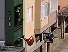 Bombeiro se fere ao cair durante intervenção para resgatar vítima em surto psicótico em Porto Alegre