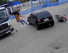 Motociclista é arremessado após batida com carro no norte da Bahia