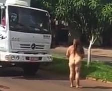 Mulher Surta, Fica Nua e Sobe em Caminhão em Rua de Goiânia