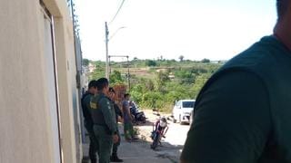 Homem é encontrado morto com as vísceras para fora em uma construção