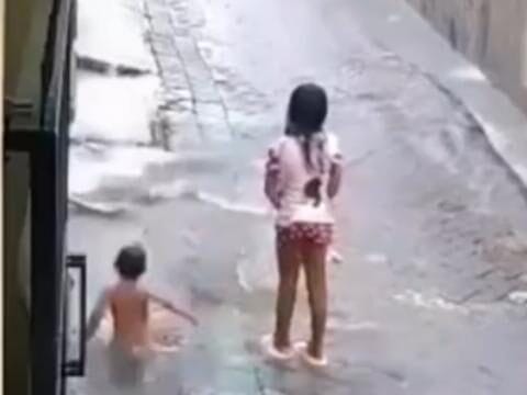 TRAGÉDIA NA INDONÉSIA: Criança de 3 anos cai em bueiro durante chuva