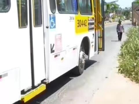 Homem é baleado por passageiro armado ao tentar assaltar ônibus com arma falsa em Salvador