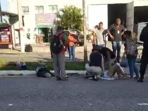 Dois jovens sofrem grave acidente de moto em Maricá