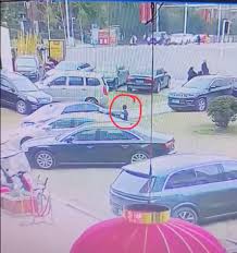 Menino joga rojão em fossa séptica e causa uma enorme explosão