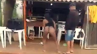 Mulher bêbada se exibe em confusão com uma senhora em frente a um bar