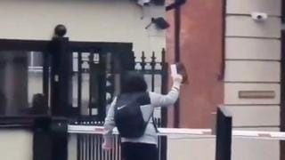 Homem Queima Alcorão Em Frente à Embaixada Turca Em Londres E é Esfaqueado