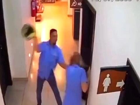 Homem ataca mulher com faca, objeto entorta e vítima consegue desarmá-lo em SC