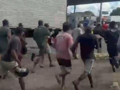 Homem é espancado por populares após tentativa de furto de veículo em Santo Estêvão