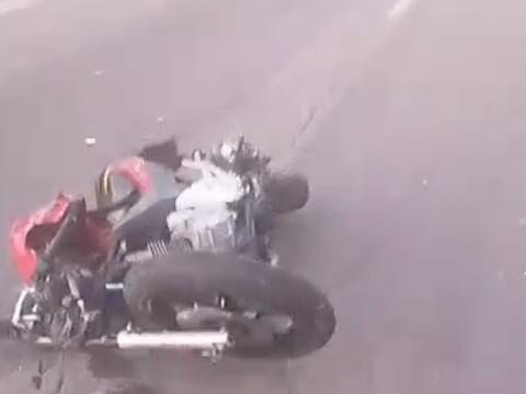 Motociclista sofre grave fratura exposta após atropelamento por caminhão em Minas Gerais