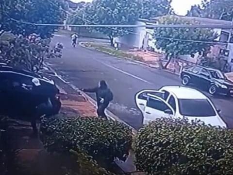 Criminosos disparam várias vezes contra homem em garagem; vítima está em estado grave