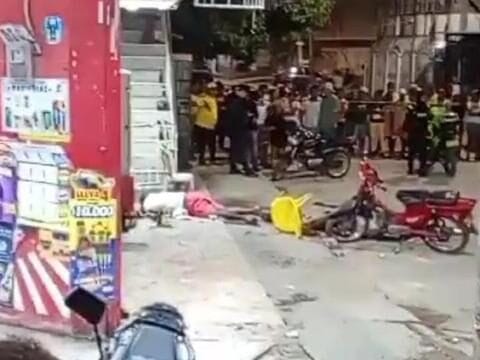 Dedo mole executa três homens na frente de um bar em Cartagena