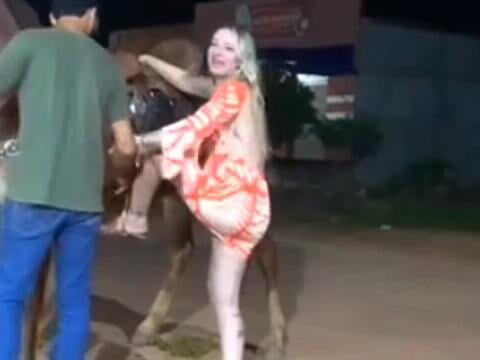 Mulher leva coice ao tentar montar em égua em Olinda