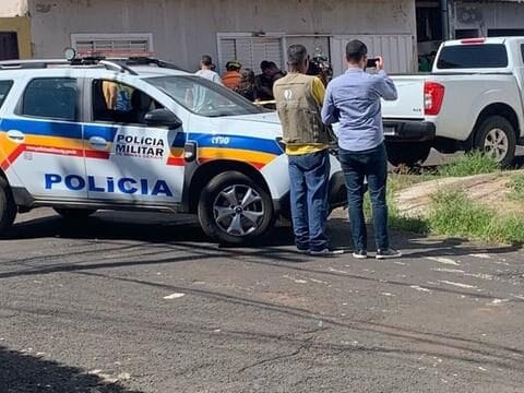 Homem é morto a tiros dentro de caminhonete no bairro Santa Rosa, em Uberlândi/MG