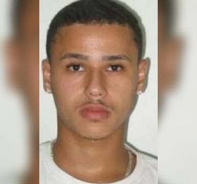 Jovem é morto a tiros enquanto conversava com a namorada em Teixeira de Freitas