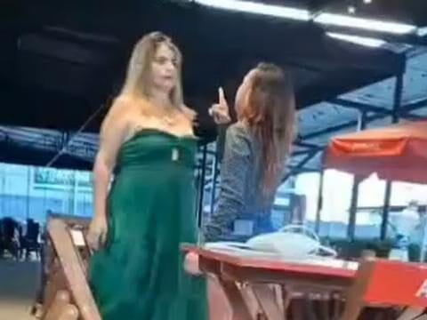 Briga no Posto Rota 22 em Guarapari: Magrinha desceu o cacete na grandalhona