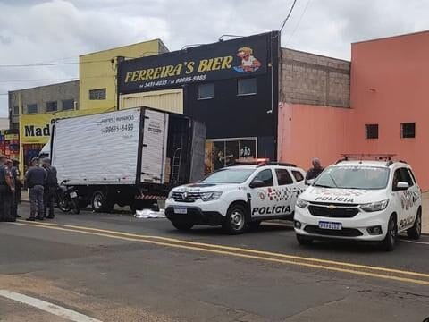 Motociclista morre após colidir violentamente com caminhão em Marília