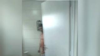 Mulher ateia fogo nas partes íntimas do marido e tenta matá-lo com facão após descobrir traição