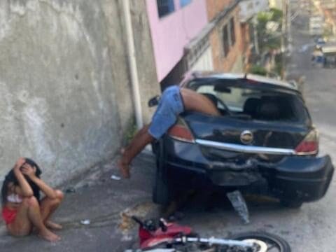 Motociclista embriagado colide com carro parado em Duque de Caxias-RJ
