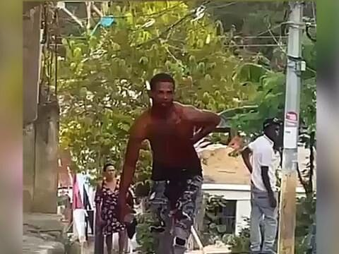 Homem leva uma facada e sai andando como um zumbi