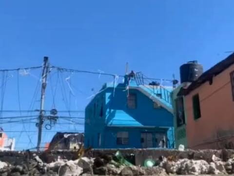 Jovem morre eletrocutado ao tentar retirar pipa presa em fio na República Dominicana