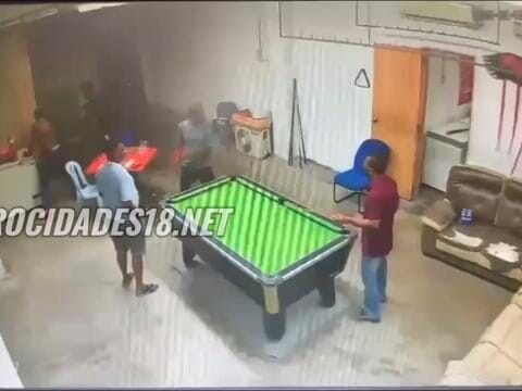GANGUE DO FACÃO: Polícia inicia busca por suspeitos após dupla ser esfaqueada até a morte em Klang