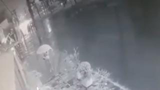 Mulher leva choque ao encostar guarda-chuva em fio de energia no DF