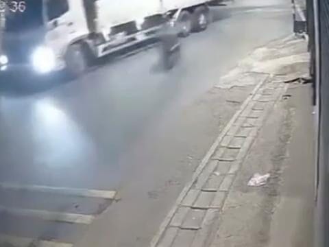 Motociclista tem perna decepada e morre após colisão com caminhão em Biên Hòa, Vietnã