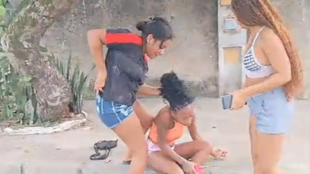 Mulher agride jovem e a obriga a andar seminua após acusação de traição; vídeo circula nas redes • ATROCIDADES+18