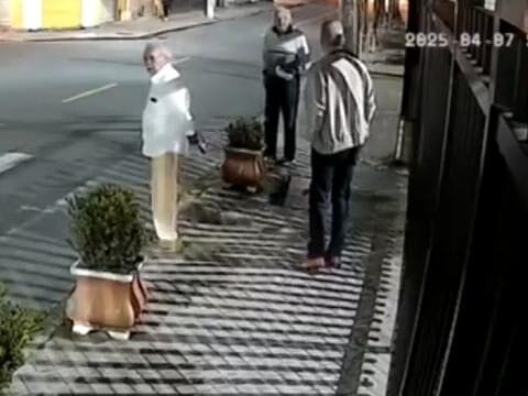 Idoso é atropelado por moto enquanto atravessava faixa de pedestres em Nova Friburgo, no Rio de Janeiro