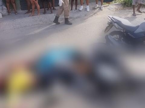 Suspeitos de roubo são mortos a tiros enquanto trafegavam de moto em Fazenda Coutos, em Salvador.