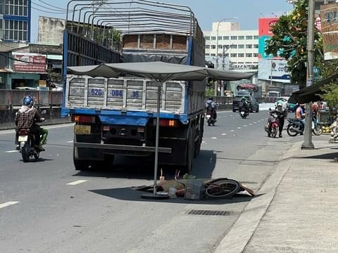 Câmera flagra o momento em que idosa tem a cabeça esmagada por caminhão no Vietnã