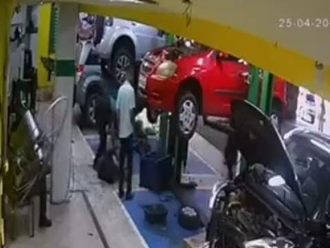 Mecânico mata colega de trabalho com chave de fenda em oficina dentro de Carrefour no Recife