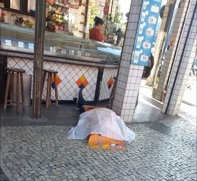 Homem morre na porta de lanchonete em Duque de Caxias, no Rio de Janeiro