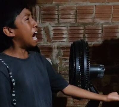 Pai raiz dá palmatória no filho para ensinar a não ser trombadinha