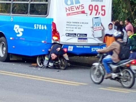 Motociclista fica preso na traseira de ônibus após colisão em Piracicaba
