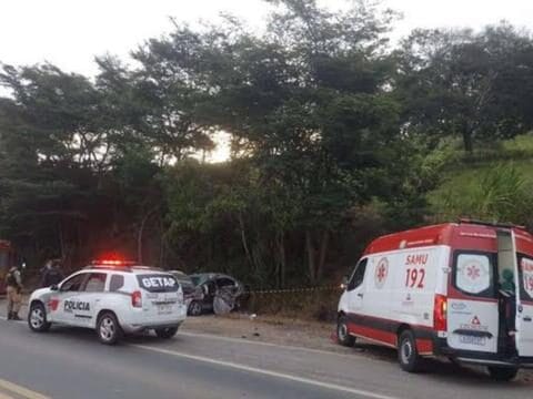 Colisão entre caminhão e dois carros deixa mortos e feridos na BR-262, em Matipó