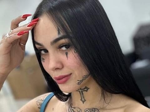 Influenciadora é esfaqueada pelo ex-companheiro após término