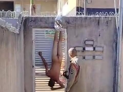 CORNO MORCEGO: Homem fica nu e pendurado em muro de condomínio em Águas Lindas de Goiás