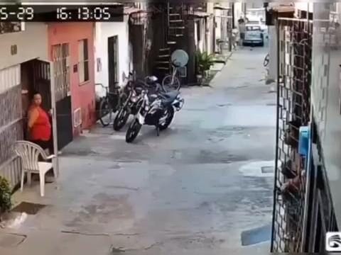 Criminoso tenta fugir pelos telhados, cai de cara no chão e acaba preso na Barra do Ceará