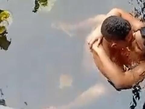Casal é flagrado cruzando debaixo das casas de madeira no balneário do Curiaú, em Macapá.