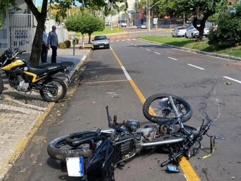 Motociclista fica gravemente ferido após colidir contra árvore e poste em Umuarama