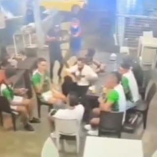 Advogado e guarda-costas têm a cabeça destruída a tiros durante ataque em restaurante no Equador