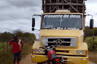 Jovem estudante morre após colisão frontal com caminhão carregado de madeira em Quixeramobim