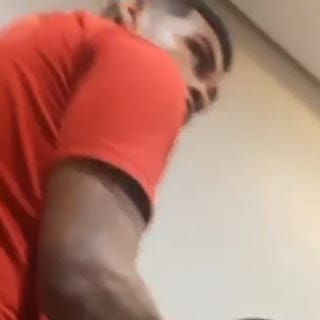 Funcionário de supermercado é flagrado em ato íntimo com outro homem em banheiro público