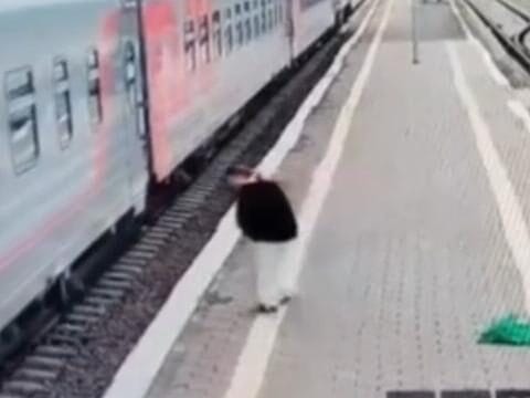 Mulher deita lentamente nos trilhos para ser decapitada por um trem