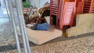 Morador de rua é assassinado enquanto dormia na área externa de mercado na Zona Norte do Recife