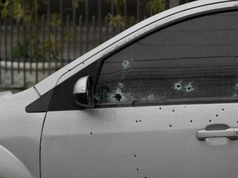 Traficante é morto a tiros dentro de carro em Bento Ribeiro