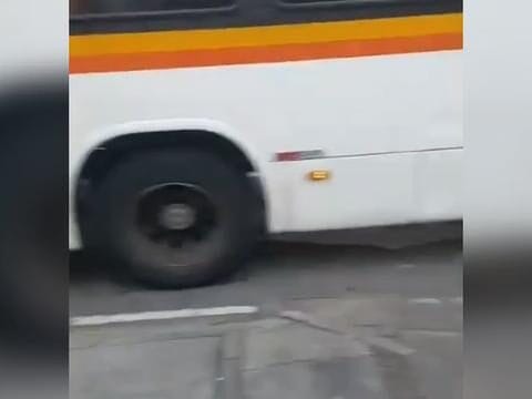 Idoso tem a cabeça esmagada por ônibus na Ilha do Governador