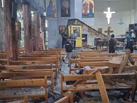 Homem-bomba invade igreja lotada em Damasco, abre fogo e se explode: mais de 20 mortos