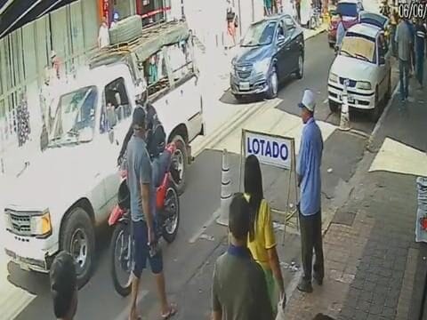 Atravessou fora da faixa, agrediu o motociclista e acabou nocauteado